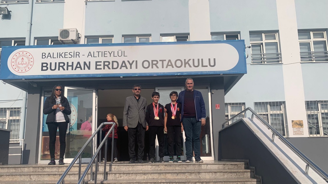 Öğrencilerimizin yüzmede derece elde etti